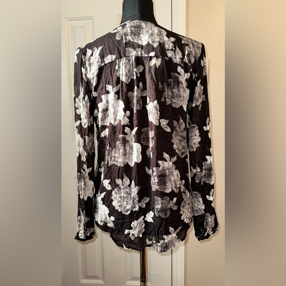 NWT Lucky Brand Women’s S Viscose Black Floral Boho Pintuck Tassel Tie Blouse - Picture 3 of 9